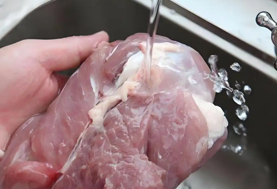 提醒爸妈:洗生肉不要直接用水冲 生肉应该如何安全清洗 提醒爸妈:洗生肉不要直接用水冲 生肉应该如何安全清洗
