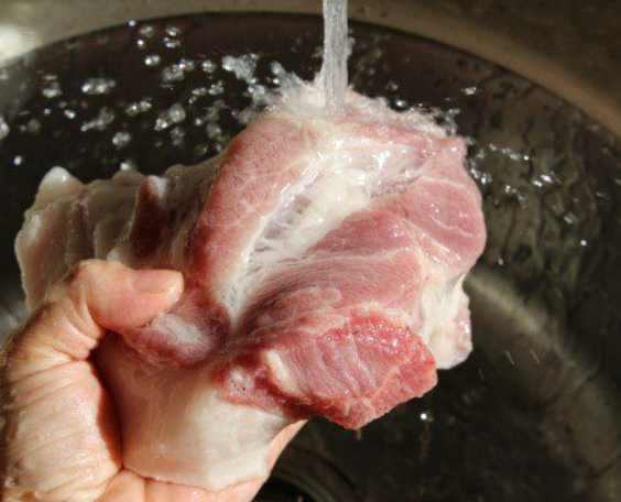 提醒爸妈:洗生肉不要直接用水冲 生肉应该如何安全清洗 提醒爸妈:洗生肉不要直接用水冲 生肉应该如何安全清洗