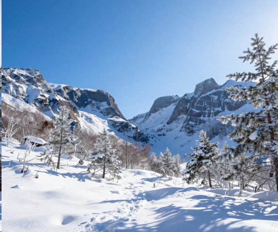 五一都快到了长白山积雪还超一人高 2026长白山四月飞雪 五一都快到了长白山积雪还超一人高 2026长白山四月飞雪