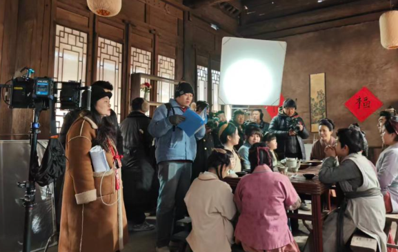AI突袭短剧 “霸总爹”失业 AI仿真人剧制作成本降至数万元 AI突袭短剧 “霸总爹”失业 AI仿真人剧制作成本降至数万元