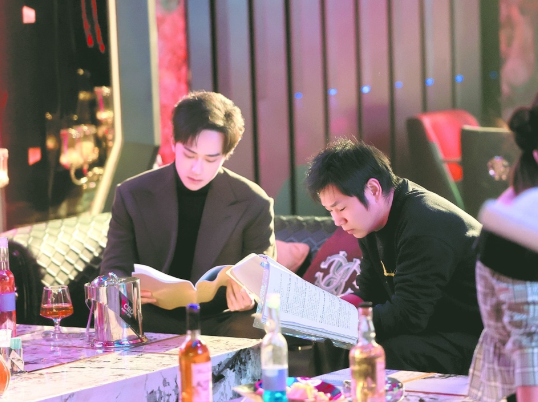 AI突袭短剧 “霸总爹”失业 AI仿真人剧制作成本降至数万元 AI突袭短剧 “霸总爹”失业 AI仿真人剧制作成本降至数万元