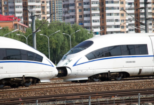 “五一”假期首日火车票今日开售 今年五一期间日均计划开行旅客列车约1.3万列.