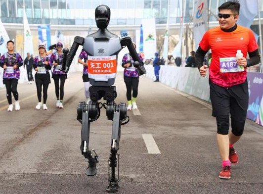2026北京亦庄半程马拉松4月19日举行 马拉松比赛对人形机器人产业发展有何意义