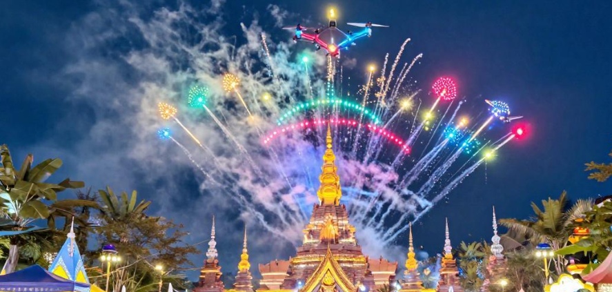 用无人机灯光秀打开版纳泼水节，2026传统民俗与科技光影碰撞