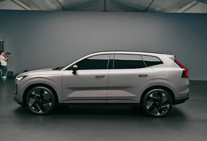 沃尔沃XC70新车型上市，沃尔沃XC70 99周年感恩版有啥亮点?