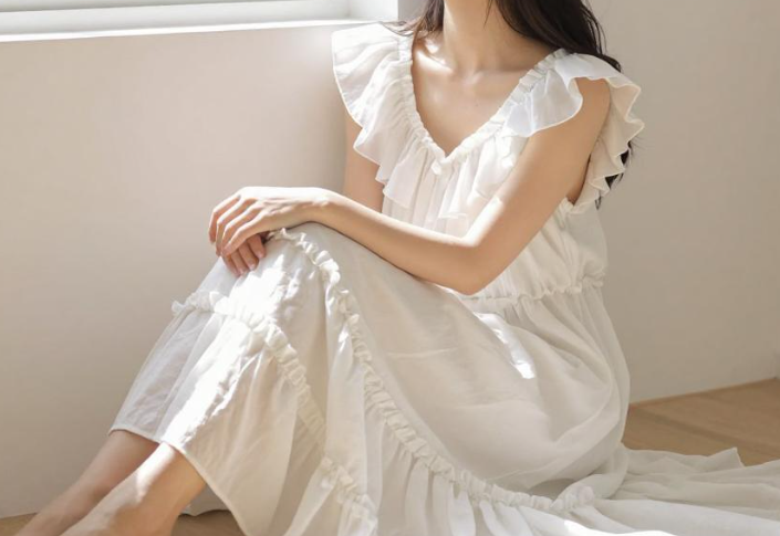 迪丽热巴荷叶边白裙美出圈，2026荷叶边白裙明星同款穿搭