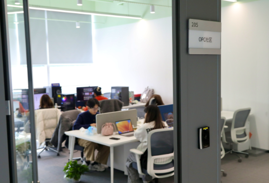 “一人公司”迎来大爆发 一人公司成为AI时代创业新模式