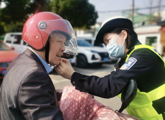 佩戴头盔从“倡导”变“强制” 5月1日起在北京驾驶和乘坐电动自行车将强制佩戴头盔