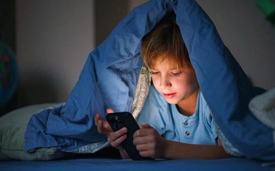 马克龙建议15岁以下禁用社交媒体 家长同意机制对未成年人监管效果不佳