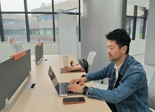 “一人公司”迎来大爆发 一人公司成为AI时代创业新模式