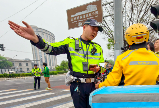 佩戴头盔从“倡导”变“强制” 5月1日起在北京驾驶和乘坐电动自行车将强制佩戴头盔