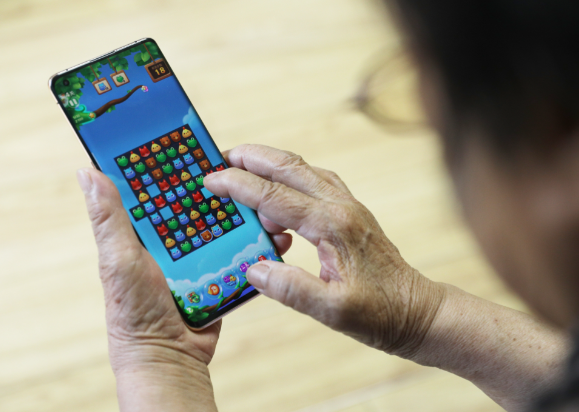 中国成年人平均每天用手机超109分钟 中国人数字媒介接触时长持续提升