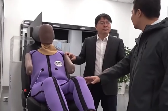 中国体征汽车碰撞假人首次正式应用 2027版中国新车评价规程发布