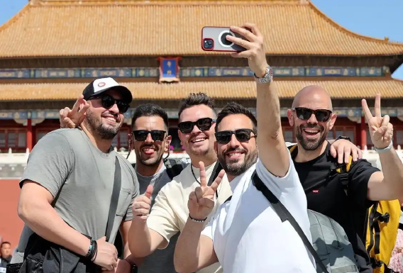 外国游客扎堆体验“中国式安全感” “中国式安全感”在国外平台持续引发热议