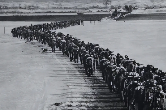 第十三批在韩志愿军烈士遗骸归国 75年前的今天:志愿军发起第五次战役