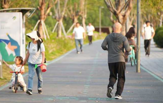6种运动的“伤膝红线”千万别踩 每日步行超过8000步‌会加重关节负担