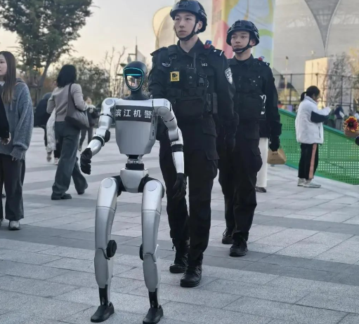 机器人上岗劝阻挖婆婆丁 我国多地已开始使用人形机器人巡逻