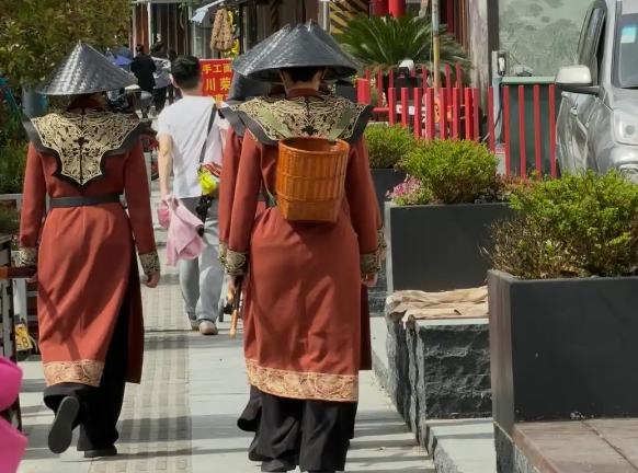 杭州“女侍卫”巡街出圈平均1米7 吴越文化博物馆女子巡逻队火出圈 杭州“女侍卫”巡街出圈平均1米7 吴越文化博物馆女子巡逻队火出圈