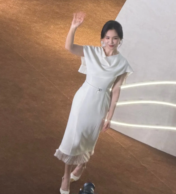 刘涛白色连衣裙搭高跟鞋 2026刘涛“国泰民安脸” 刘涛白色连衣裙搭高跟鞋 2026刘涛“国泰民安脸”