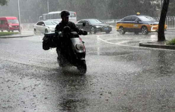 4月27大风、暴雨、强对流三预警齐发 湖南北部局地有大暴雨等强对流天气