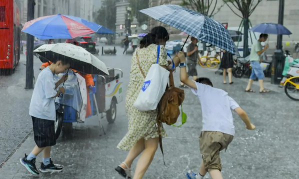 4月27大风、暴雨、强对流三预警齐发 湖南北部局地有大暴雨等强对流天气