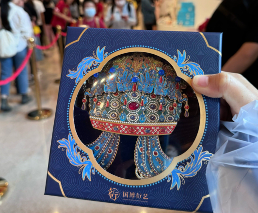 凤冠冰箱贴一年半销售300万件 我国人民群众对高品质文旅产品需求旺盛 凤冠冰箱贴一年半销售300万件 我国人民群众对高品质文旅产品需求旺盛