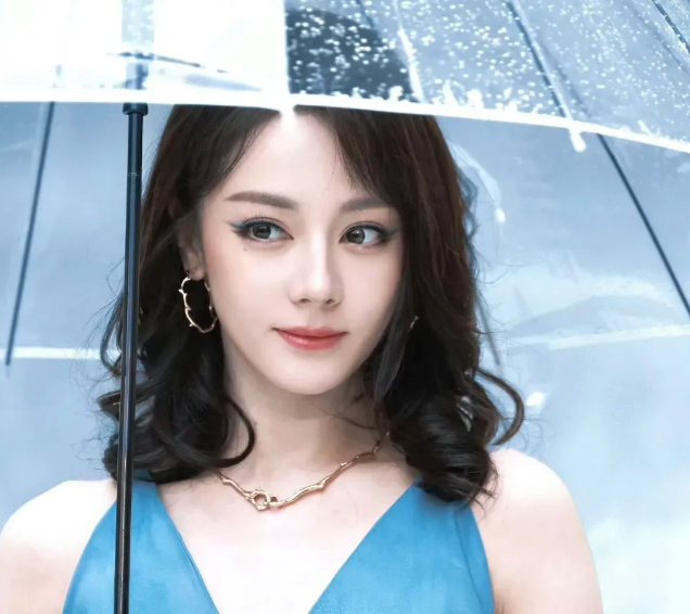 迪丽热巴现身南京雨中撑伞淡雅高级 2026迪丽热巴雨中亮相生图封神