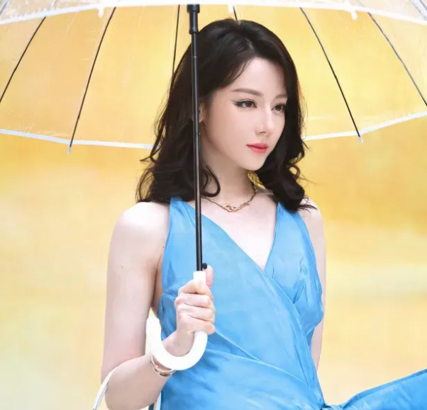 迪丽热巴现身南京雨中撑伞淡雅高级 2026迪丽热巴雨中亮相生图封神