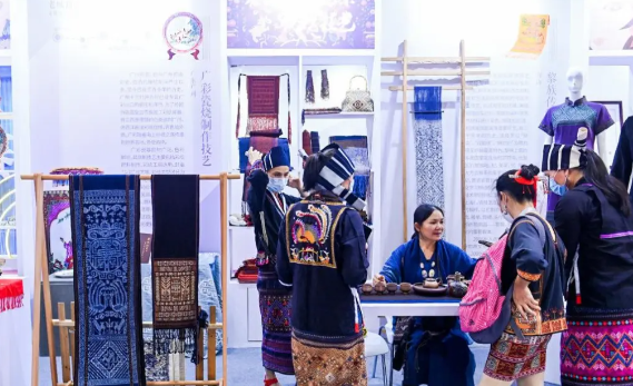 凤冠冰箱贴一年半销售300万件 我国人民群众对高品质文旅产品需求旺盛 凤冠冰箱贴一年半销售300万件 我国人民群众对高品质文旅产品需求旺盛