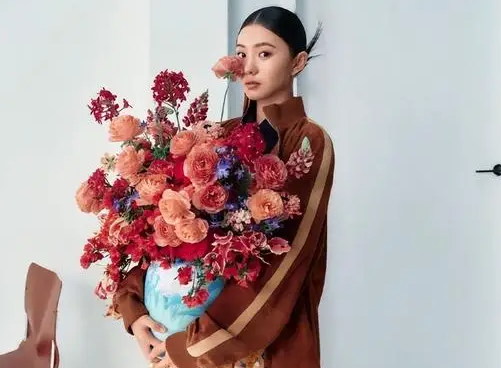 刘浩存时尚先生四月刊 2026刘浩存00后首位登封繁花少女