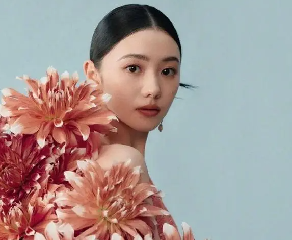刘浩存时尚先生四月刊 2026刘浩存00后首位登封繁花少女