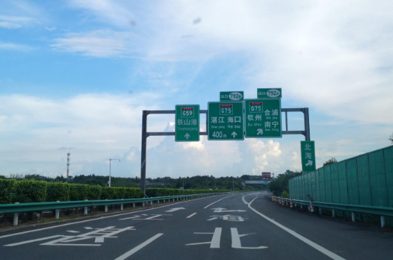 高速路上的“69线”你认识吗 车速超百公里需于前车保留6组以上标线距离 高速路上的“69线”你认识吗 车速超百公里需于前车保留6组以上标线距离