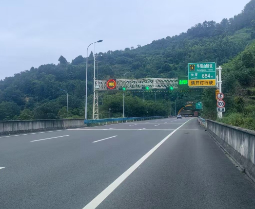 高速路上的“69线”你认识吗 车速超百公里需于前车保留6组以上标线距离 高速路上的“69线”你认识吗 车速超百公里需于前车保留6组以上标线距离