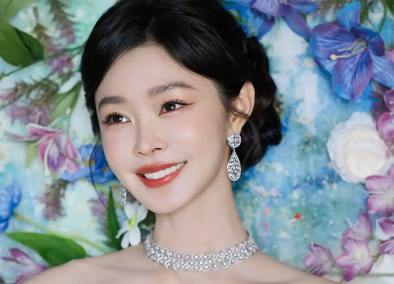 宋轶抹胸白裙置身花海 2026宋轶油画里走出的公主