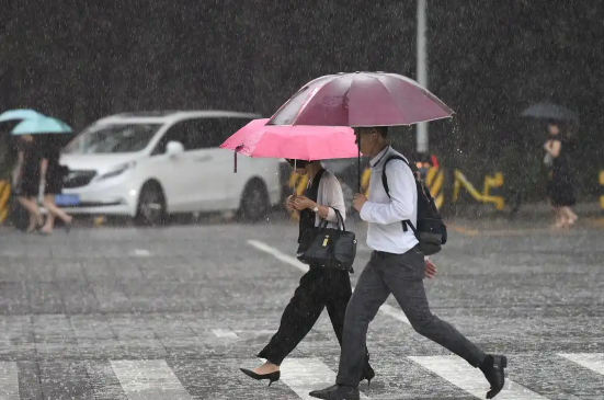 局地暴雨大暴雨气象台发蓝色预警 今明两天我国将自北向南陆续出现降温