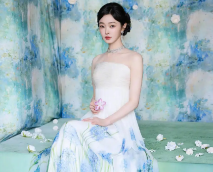宋轶抹胸白裙置身花海 2026宋轶油画里走出的公主