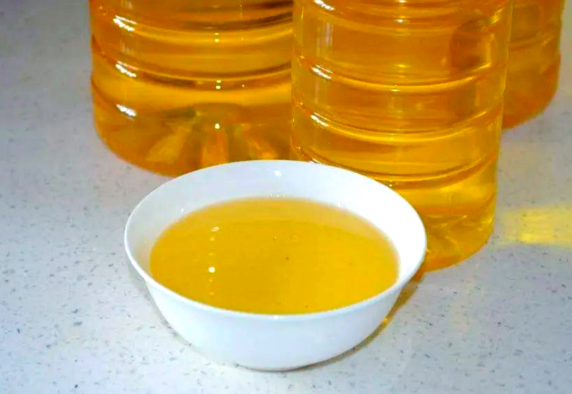 一桶食用油开封后到底能放多久 长期食用过期食用油可能有哪些危害 一桶食用油开封后到底能放多久 长期食用过期食用油可能有哪些危害