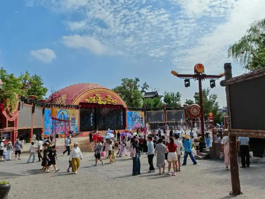 河南万岁山景区“套圈送蒜薹” 万岁山景区通过采购蒜薹缓解本地农户产销压力
