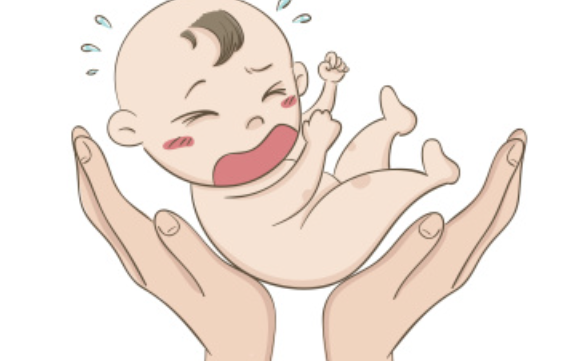 女子亲宝宝脚丫嘴唇肿成香肠 宝宝活动量较大也会得脚气