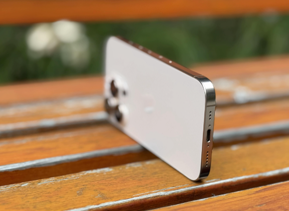iPhone或重回钛金属，iPhon Fold机模偷跑