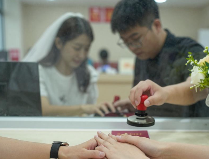 直击多地婚姻登记处火热现场，520吉日婚姻登记凌晨排队预约秒光