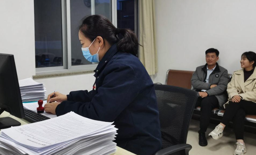 直击多地婚姻登记处火热现场，520吉日婚姻登记凌晨排队预约秒光