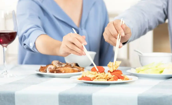 女子极端饮食月瘦20斤重度脂肪肝 蛋白质摄入不足易导致代谢功能紊乱