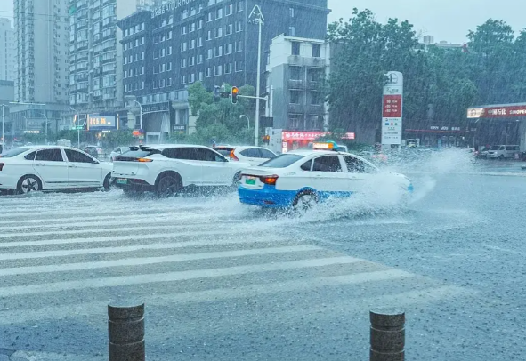 今年暴雨为啥这么早这么猛 我国多地气象站点雨量破纪录 今年暴雨为啥这么早这么猛 我国多地气象站点雨量破纪录