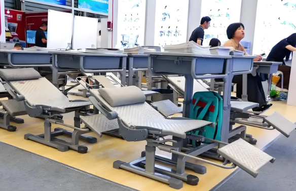 四部门发文要求中小学座椅有靠背 发育期学生上课为什么要坐靠背椅
