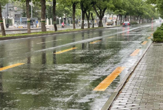 南方迎今年来最大范围高温闷热天气 未来三天中东部持续大范围降雨天气