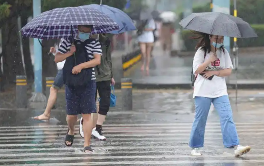 南方迎今年来最大范围高温闷热天气 未来三天中东部持续大范围降雨天气