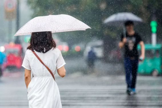 南方迎今年来最大范围高温闷热天气 未来三天中东部持续大范围降雨天气