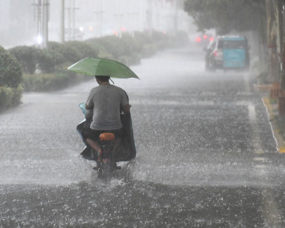 南方迎今年来最大范围高温闷热天气 未来三天中东部持续大范围降雨天气