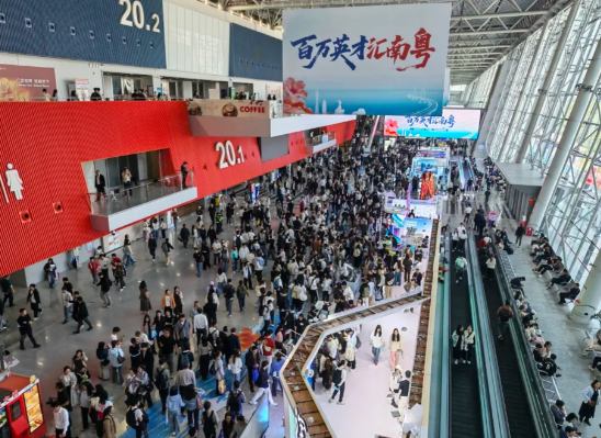 深圳常住人口破1800万去年增量第一 深圳城镇人口占比达99.79%